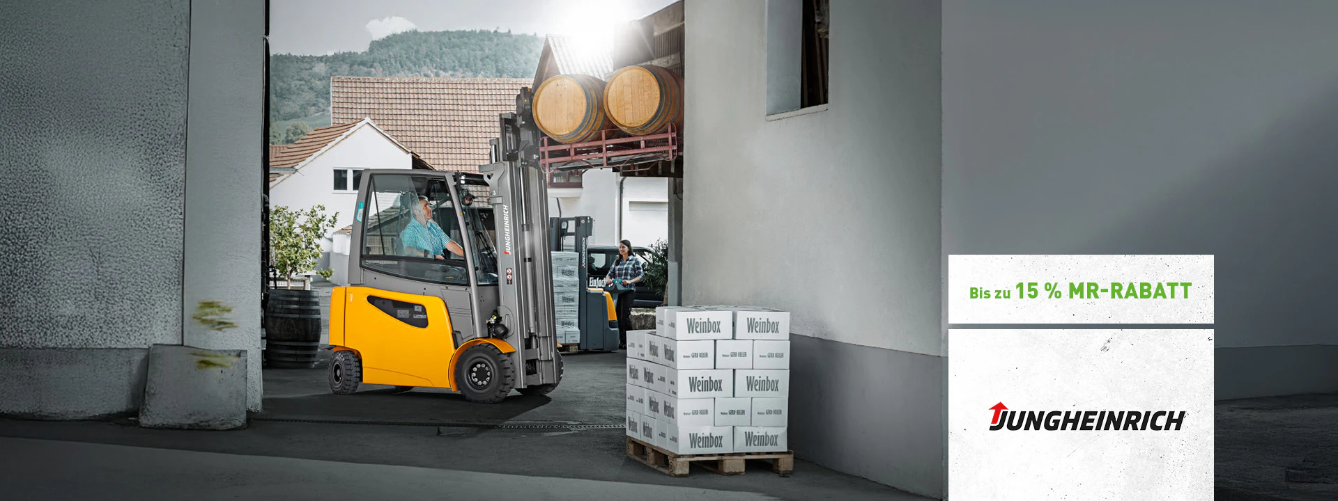 Arbeitsbereich von Junheinrich. Fläche ist voll mit Obstkisten, ein Gabelstapler von der Marke Jungheinrich verlädt die Kisten in einem Lastwagen