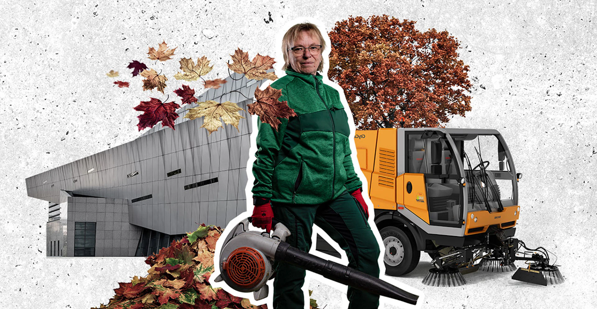 Frau mit Laubsauger im Vordergrund, dahinter eine Kehrmaschine und Bäume in Herbstfarben