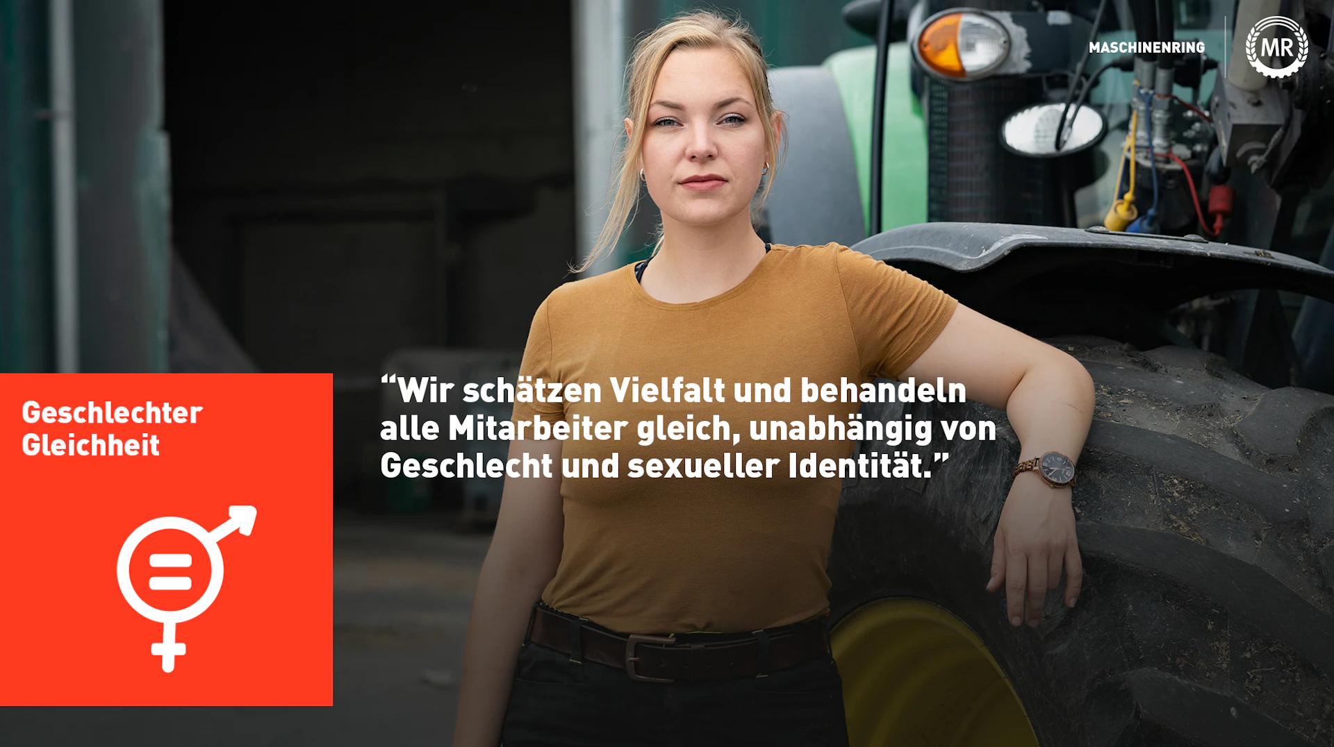 Junge Frau ist an einem Traktor angelehnt. Darauf steht: "Wir schätzen Vielfalt und behandeln alle Mitarbeiter gleich, unabhängig von Geschlecht und sexueller Identität."