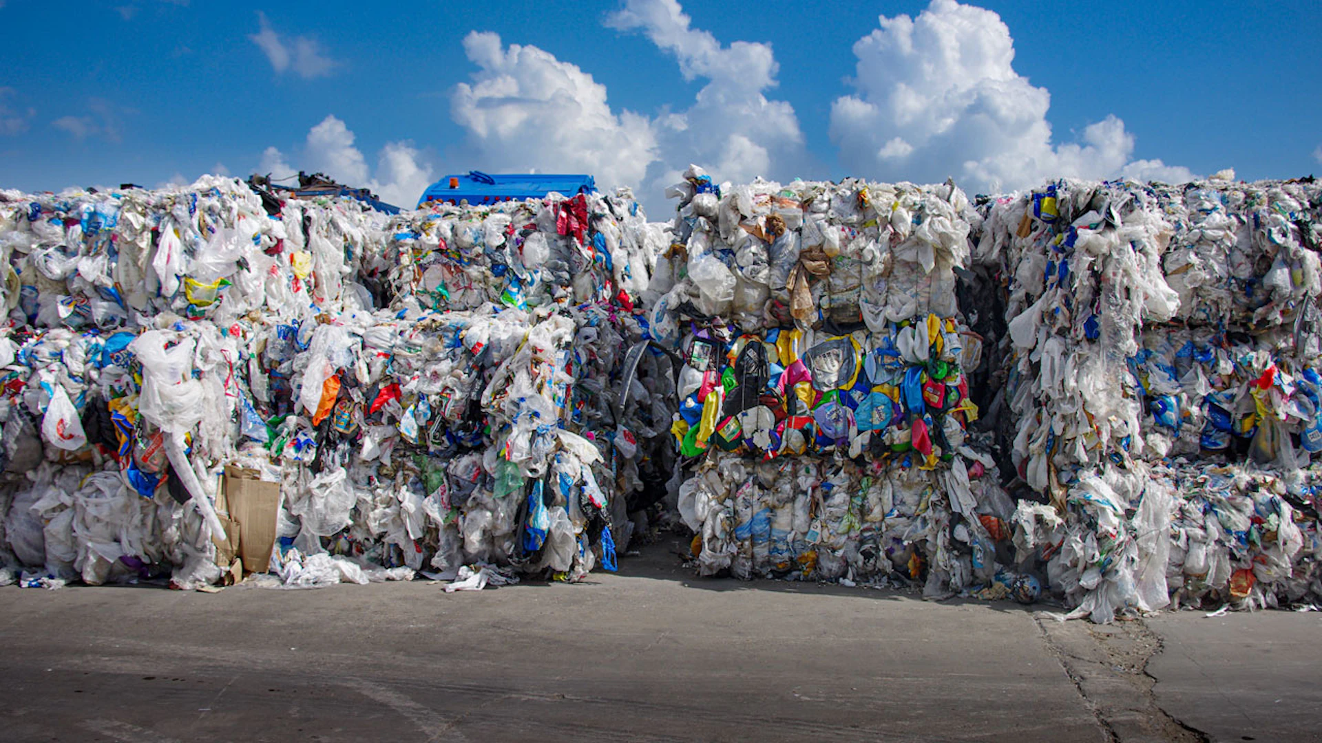 Zusammengepresster Abfall auf einem Geländer einer Recyclingfirma