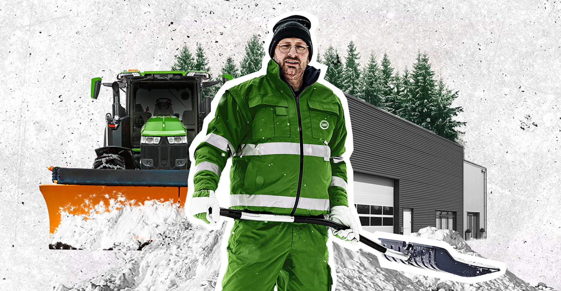 Mann mit Schneeschaufel vor einem Schneeberg, dahinter ist ein Schneepflug und in Gebäude