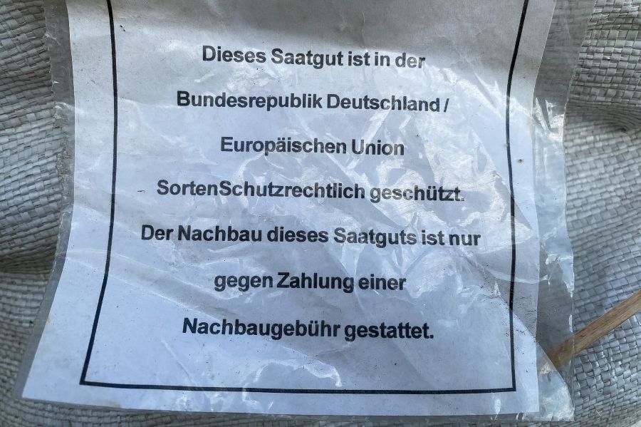 Der Aufdruck eines Sackes voller Saatgut erklärt, dass dieses Saatgut sortenschutzrechtlich geschützt ist und der achbau nur gegen Zahlung einer Gebühr gestattet ist. 