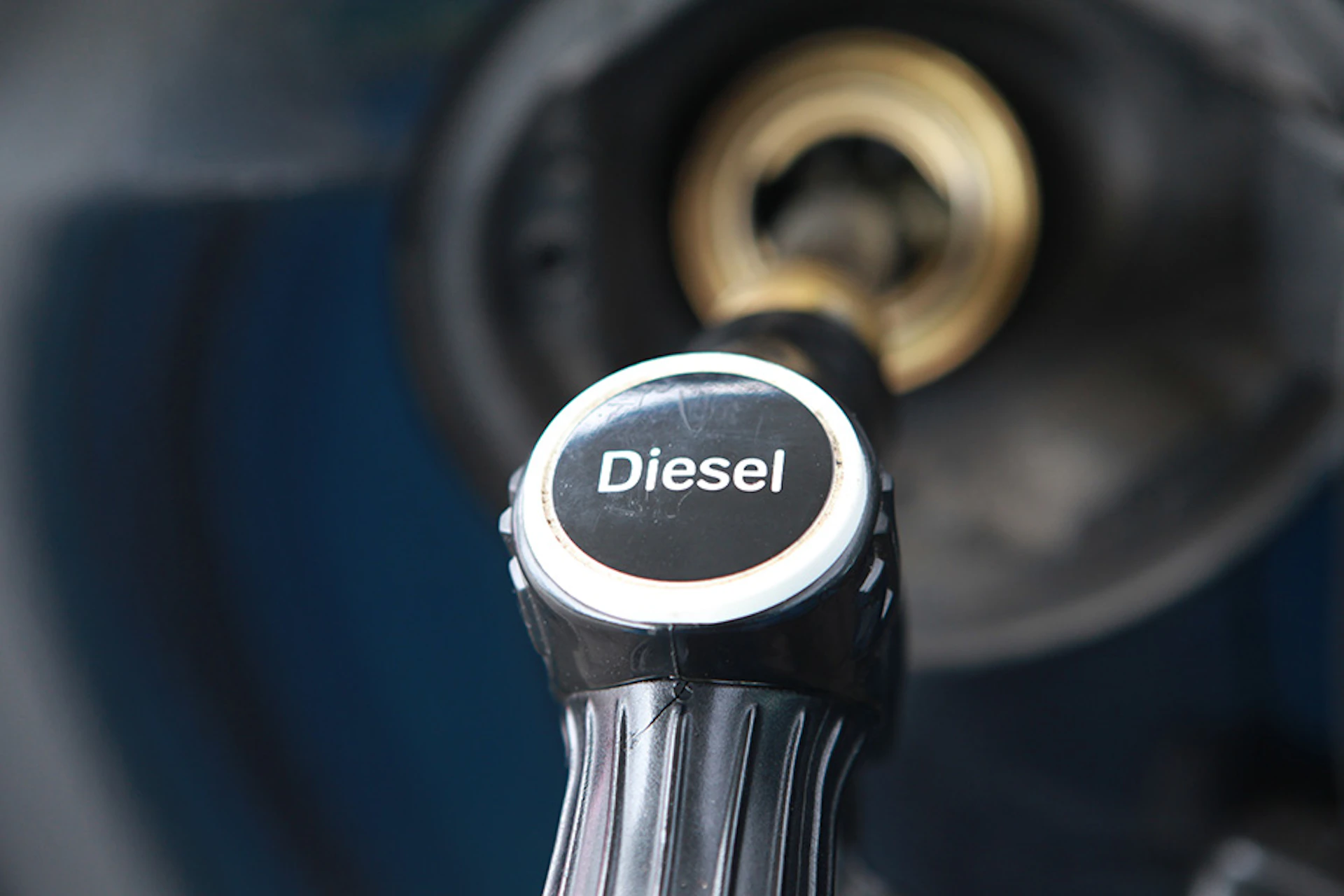 Zapfhahn mit dem Wort Diesel tankt ein Fahrzeug