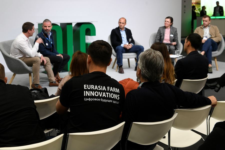 Menschen diskutieren auf einer Bühne über Zukunftsthemen.