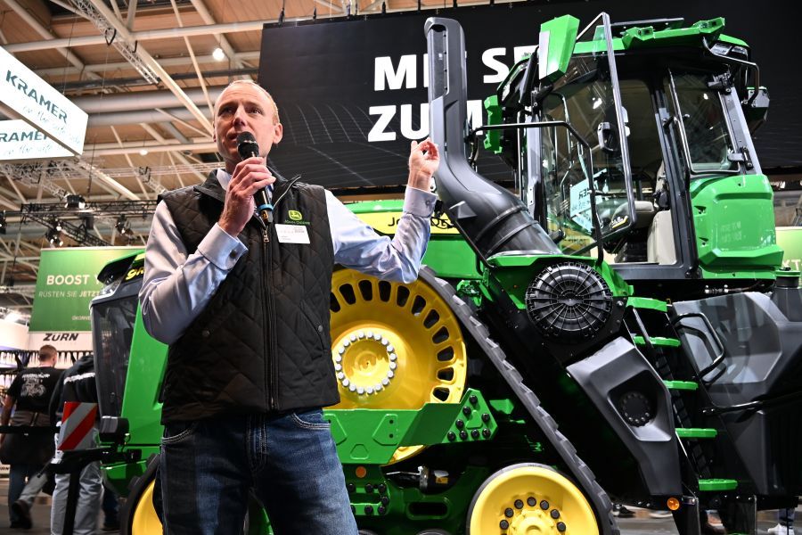 John Deere-Manager steht vor Raupentraktor