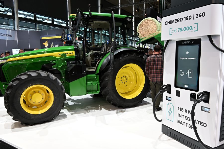 E-Traktor mit Ladesäule