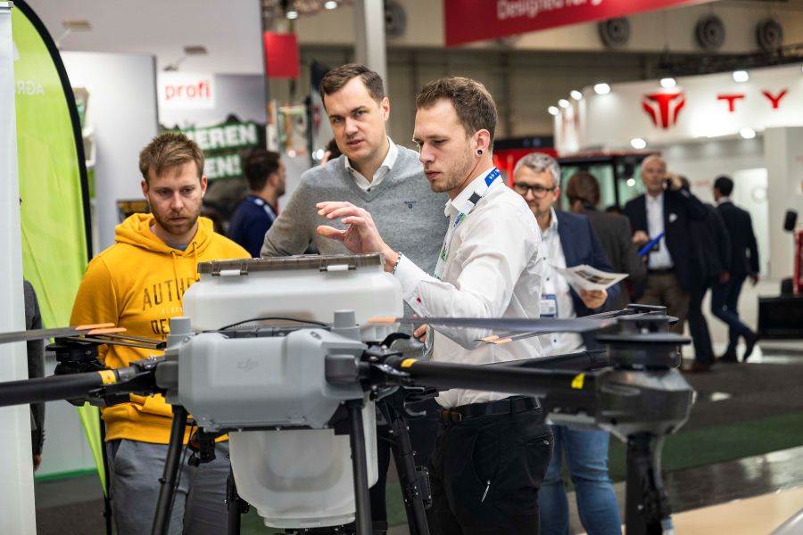 Menschen stehen um eine Drohne