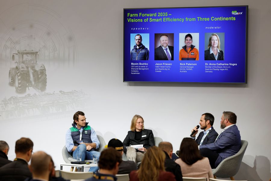 Diskussion mit vier Männern und einer Frau auf einer Bühne