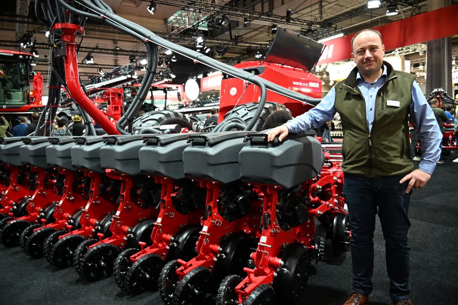 Michael Brauch steht am Stand von Horsch vor der neuen roten Sämaschine.
