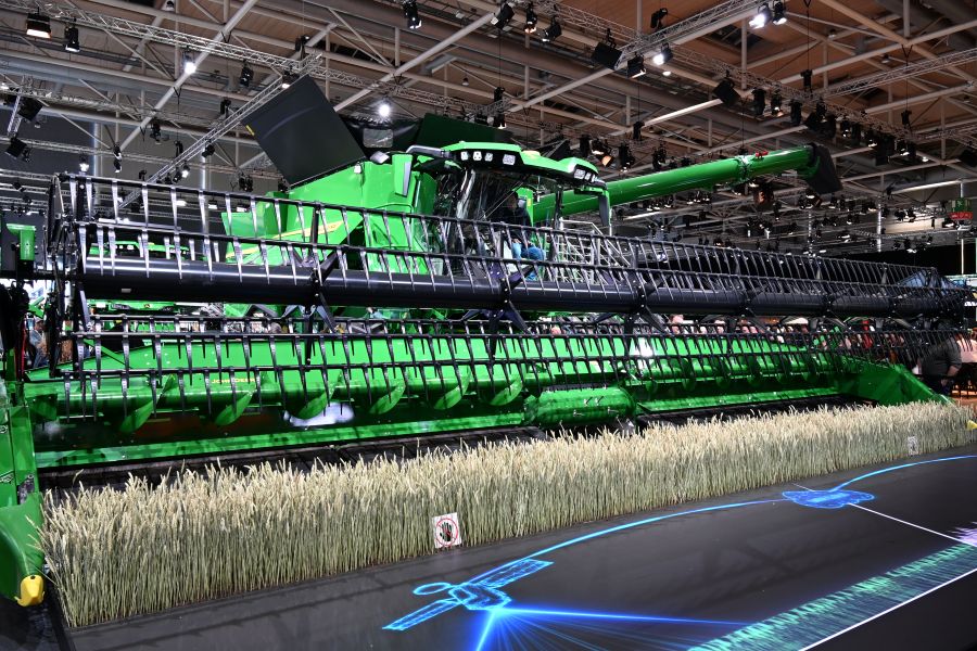 Ein Mähdrescher am Stand von John Deere