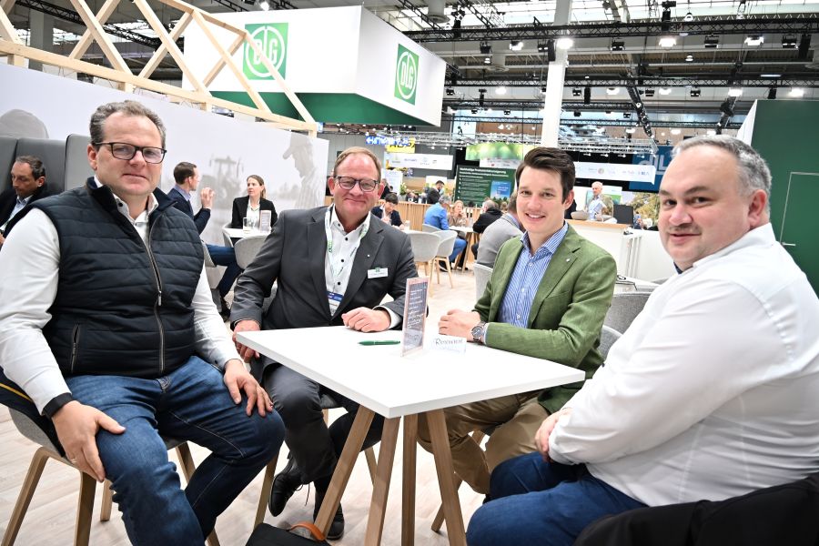 Norbert Binger, Dr. Lothar Hövelmann, Nils Thun und Martin Gehring (von links) an einem Tisch sitzend