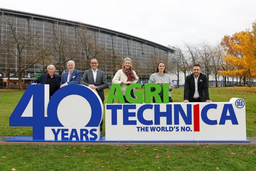 Mehrere enschen hinter dem 40Jahre-Logo der Agritechnica