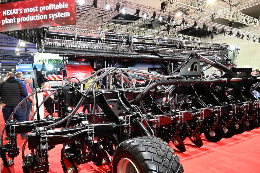 Mega-Mähdrescher an Messestand