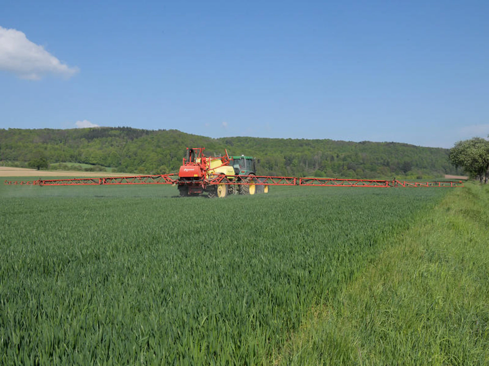 Pflanzenschutzspritze fährt über ein Feld