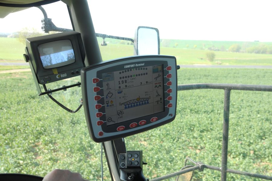 Bedienterminal einer Pflanzenschutzspritze in der Traktorkabine