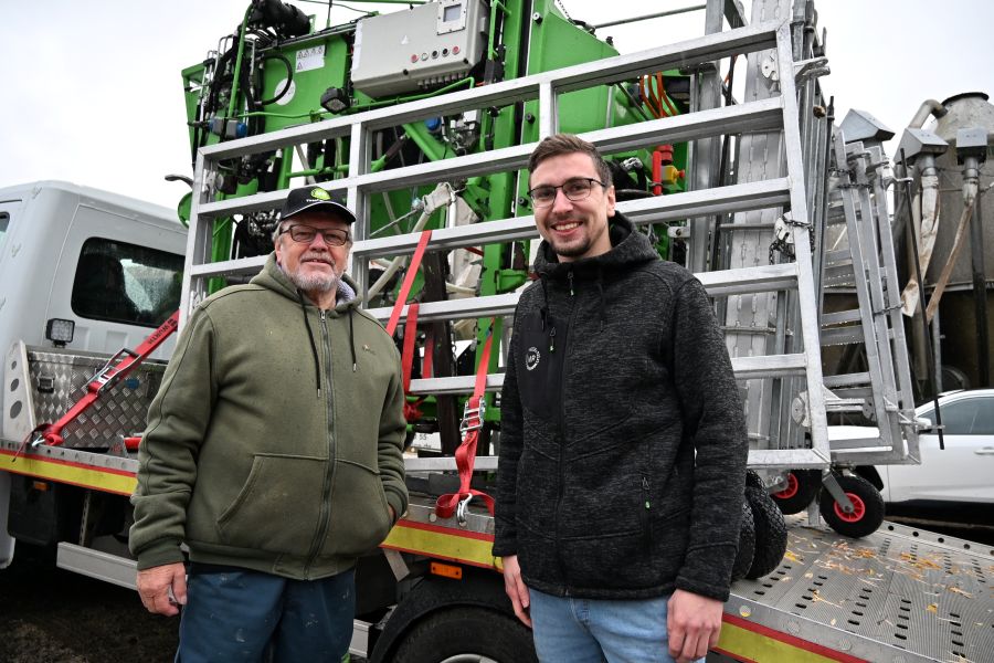 Zwei Männer stehen vor einem Klauenpflegestand