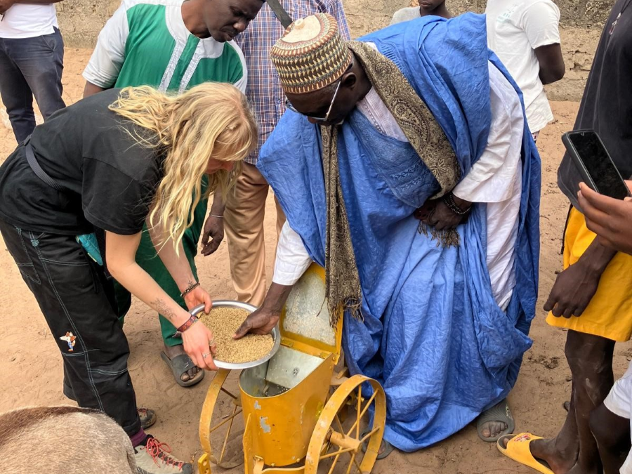 Ein Mann und eine Frau begutachten eine Sämaschine