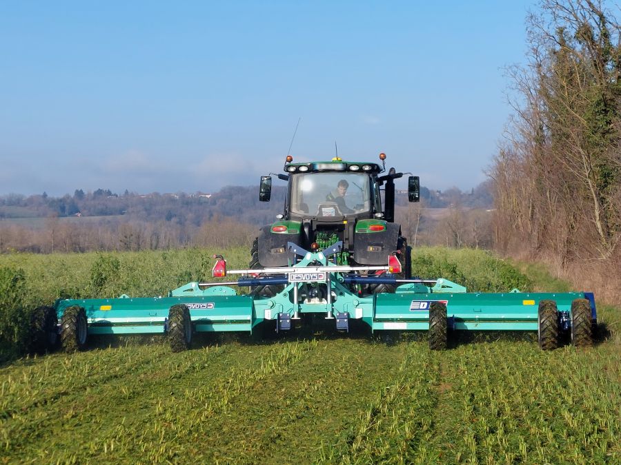 Traktor mit Mulcher fährt über Feld
