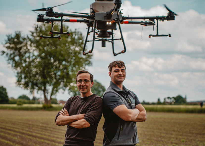 Traktor auf dem Acker mit angedeutetem Datenlook am unteren Bildrand
