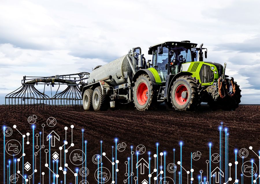 Ein grüner Traktor bearbeitet ein Feld.