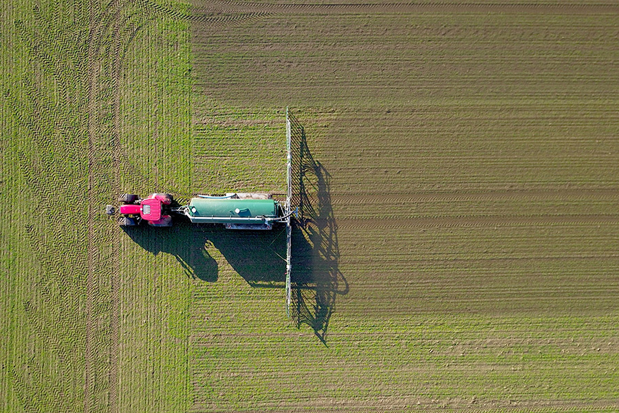 Traktor auf dem Acker mit angedeutetem Datenlook am unteren Bildrand