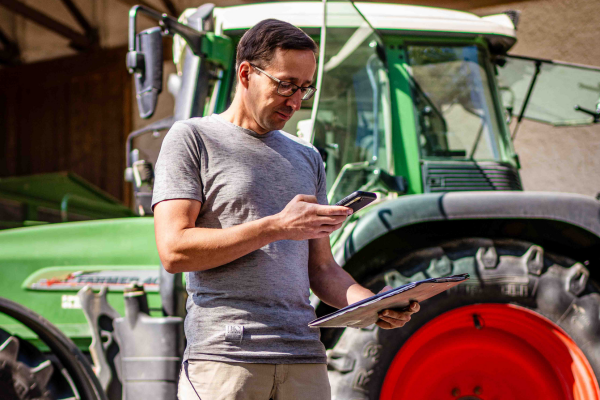 Traktor auf dem Acker mit angedeutetem Datenlook am unteren Bildrand